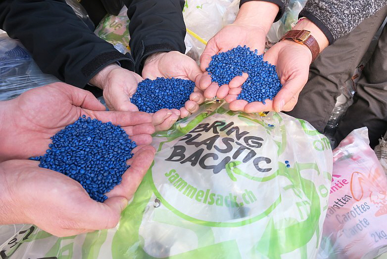 Innorecycling - Hände Regranulat Innorecycling - Hände Regranulat